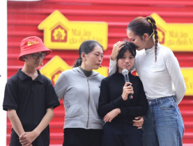  - Ngọc Châu, Phan Văn Đức nghẹn ngào trước những em nhỏ mồ côi cha, làm chỗ dựa tinh thần cho mẹ