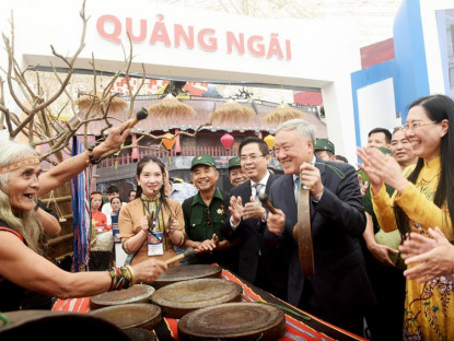  - Triển lãm 'Quảng Ngãi - Cội nguồn Cách mạng, vững bước tương lai' hấp dẫn du khách
