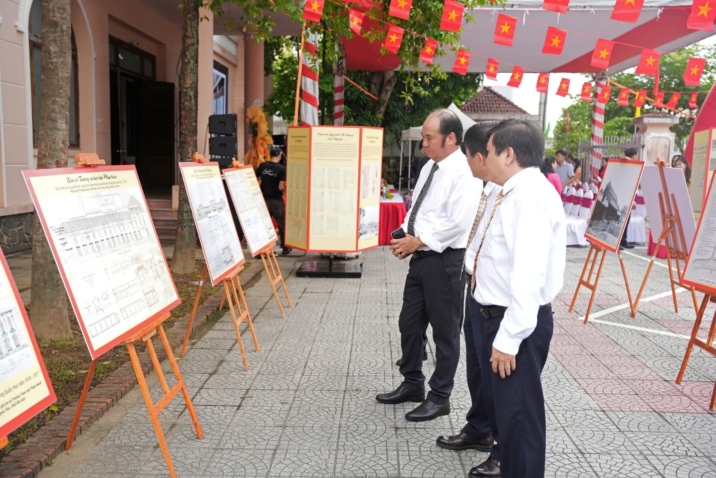 Khai mạc Triển lãm “Huế theo dòng lịch sử qua tài liệu lưu trữ” - 1