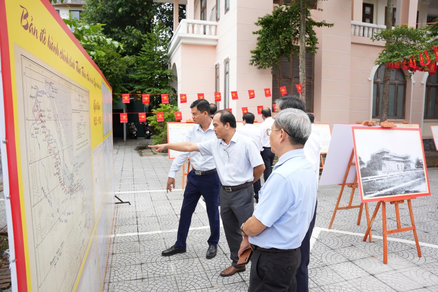 Khai mạc Triển lãm “Huế theo dòng lịch sử qua tài liệu lưu trữ” - 2