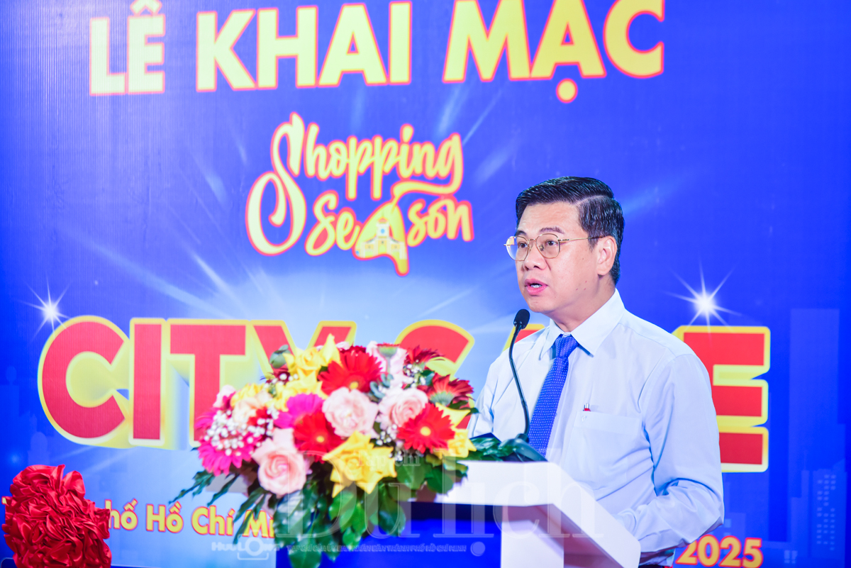 Du khách hào hứng trải nghiệm thiên đường mua sắm 'hàng hiệu' dưới lòng đất - 4
