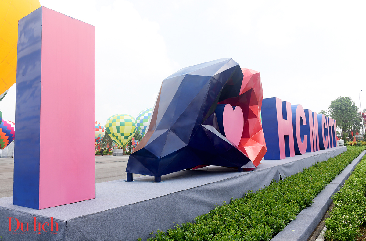 trien lam hanh trinh 300 nam kien tao tp.ho chi minh thu hut du khach - 1
