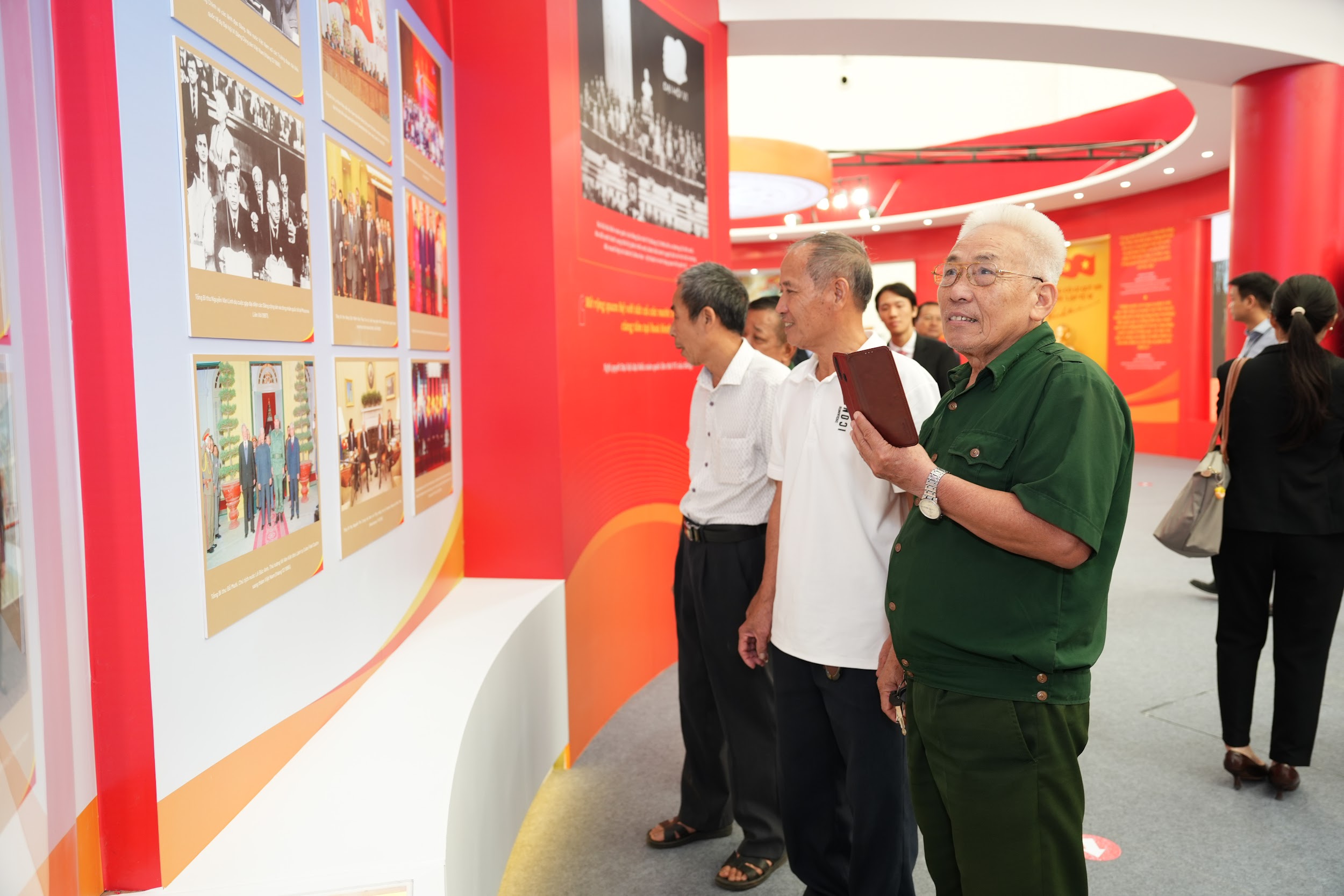check-in khong gian trien lam 80 nam phung su dan toc cua nganh ngoai giao viet nam - 11