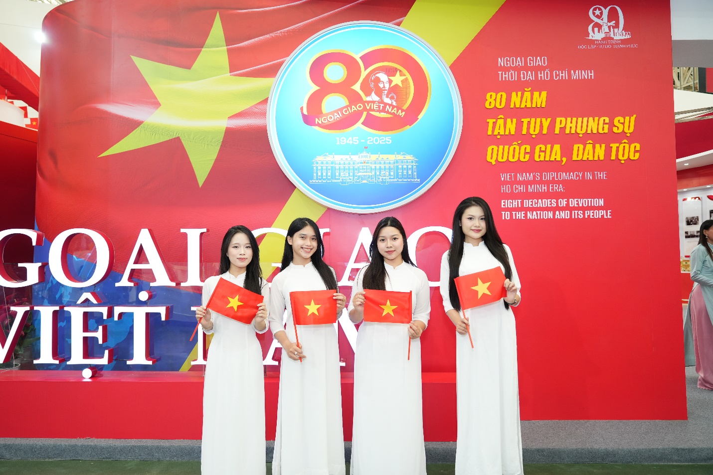 check-in khong gian trien lam 80 nam phung su dan toc cua nganh ngoai giao viet nam - 13