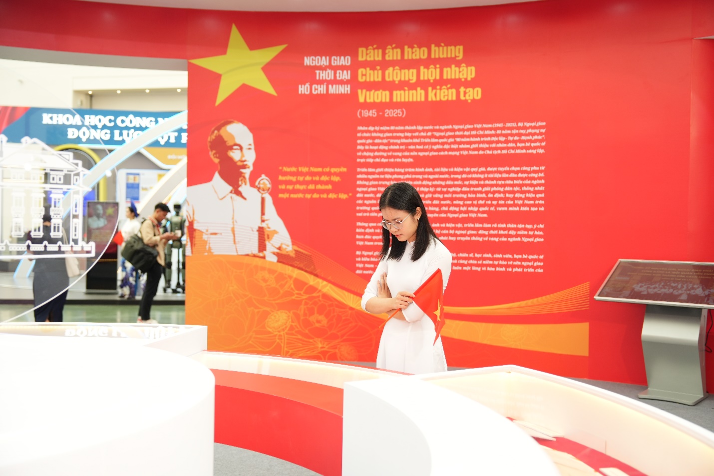 check-in khong gian trien lam 80 nam phung su dan toc cua nganh ngoai giao viet nam - 14