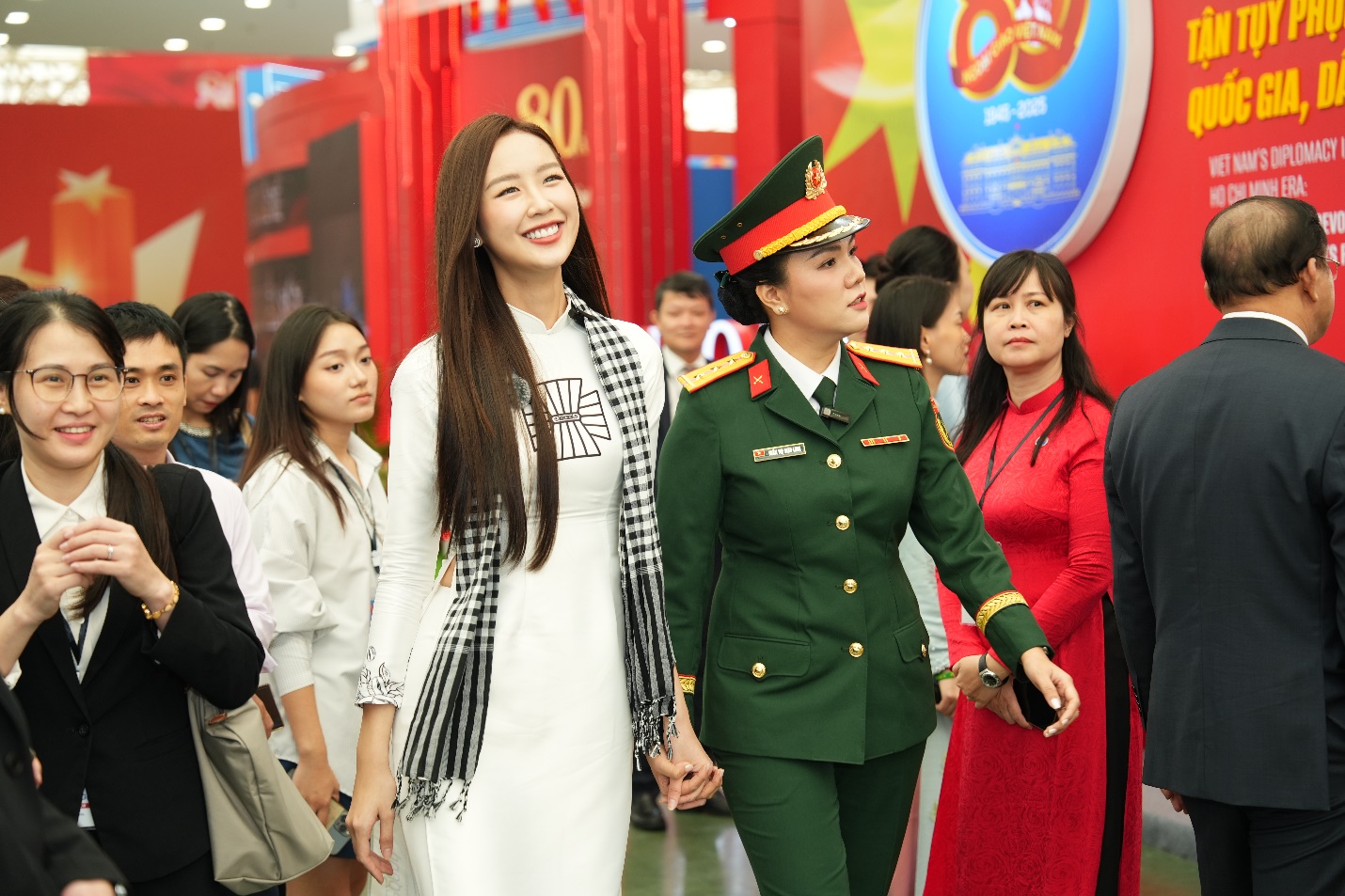 check-in khong gian trien lam 80 nam phung su dan toc cua nganh ngoai giao viet nam - 12