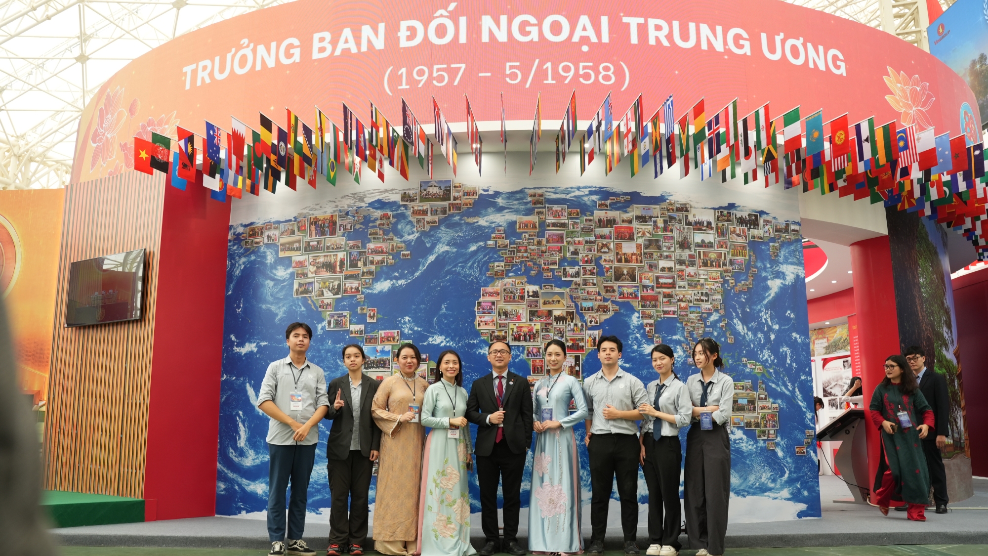 check-in khong gian trien lam 80 nam phung su dan toc cua nganh ngoai giao viet nam - 15