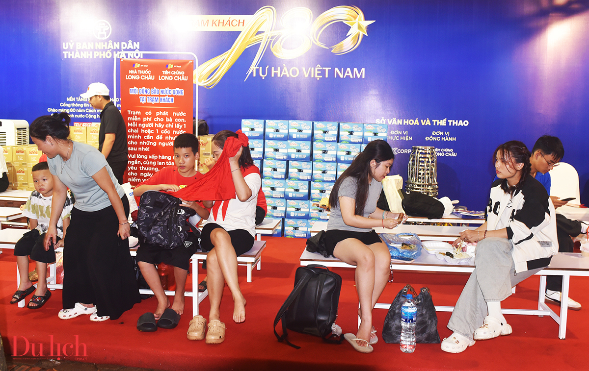 hang nghin nguoi dan, du khach do ve quang truong ba dinh don xem tong duyet dieu binh - 8
