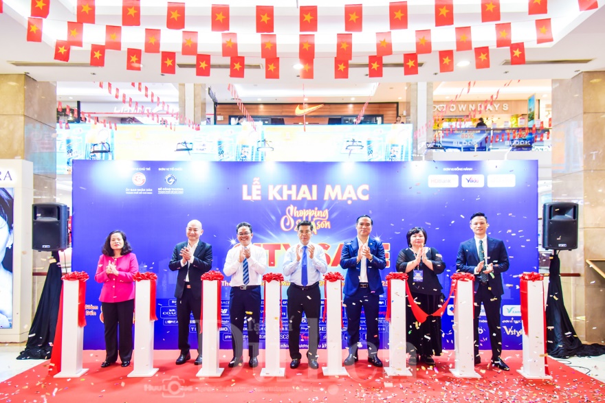 Du khách hào hứng trải nghiệm thiên đường mua sắm 'hàng hiệu' dưới lòng đất - 1