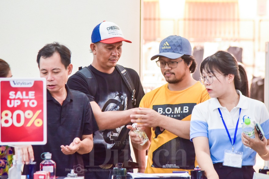 Du khách hào hứng trải nghiệm thiên đường mua sắm 'hàng hiệu' dưới lòng đất - 8