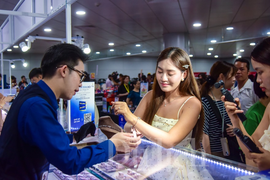 Du khách hào hứng trải nghiệm thiên đường mua sắm 'hàng hiệu' dưới lòng đất - 3