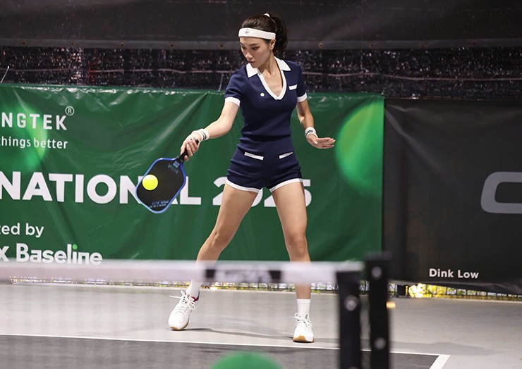 Người đẹp Moon Võ tung ảnh pickleball “đốt mắt”, Phương Liên cưỡi ngựa bắn cung - 4