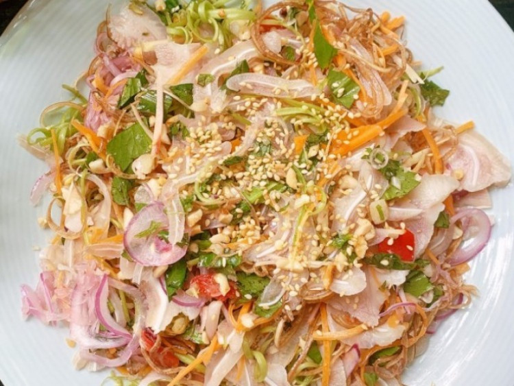 Cách làm nộm hoa chuối tai heo giòn ngon mừng Tết Độc lập