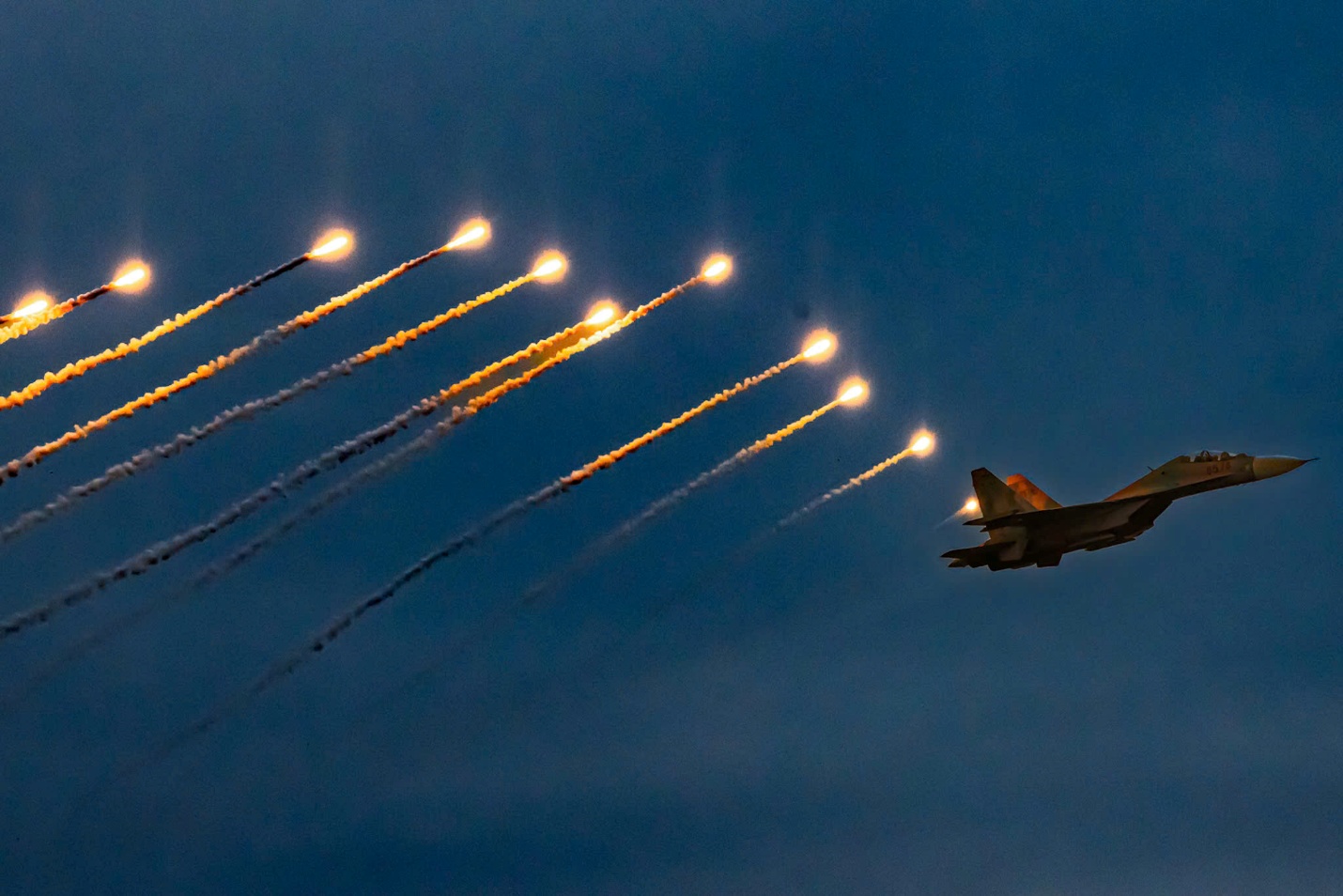 yak-130, su-30 tha bay nhiet ruc sang bau troi ha noi - 5