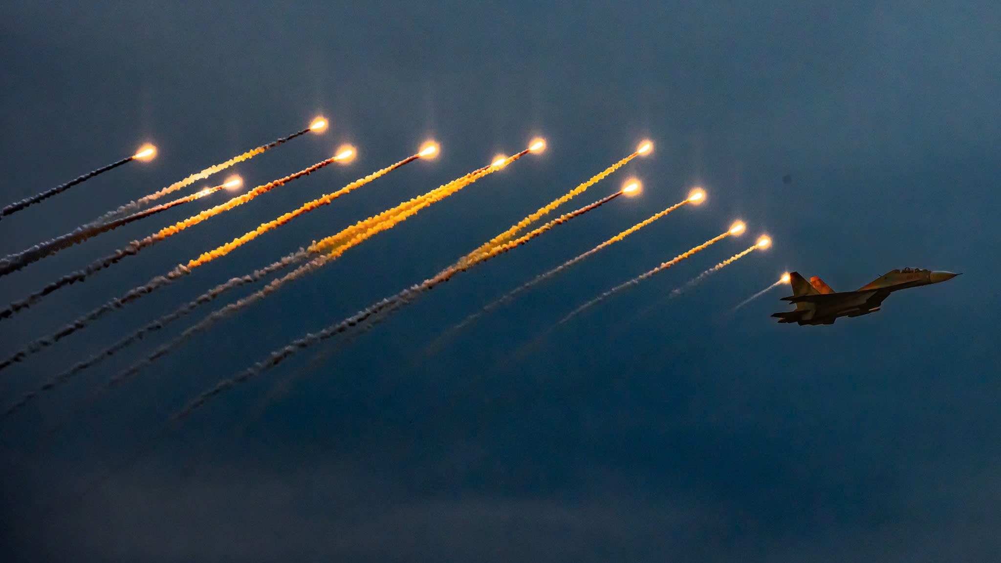 yak-130, su-30 tha bay nhiet ruc sang bau troi ha noi - 4