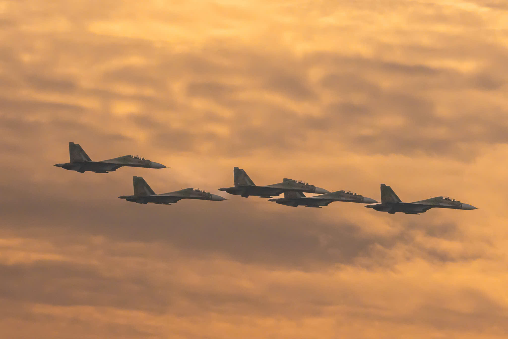 yak-130, su-30 tha bay nhiet ruc sang bau troi ha noi - 2