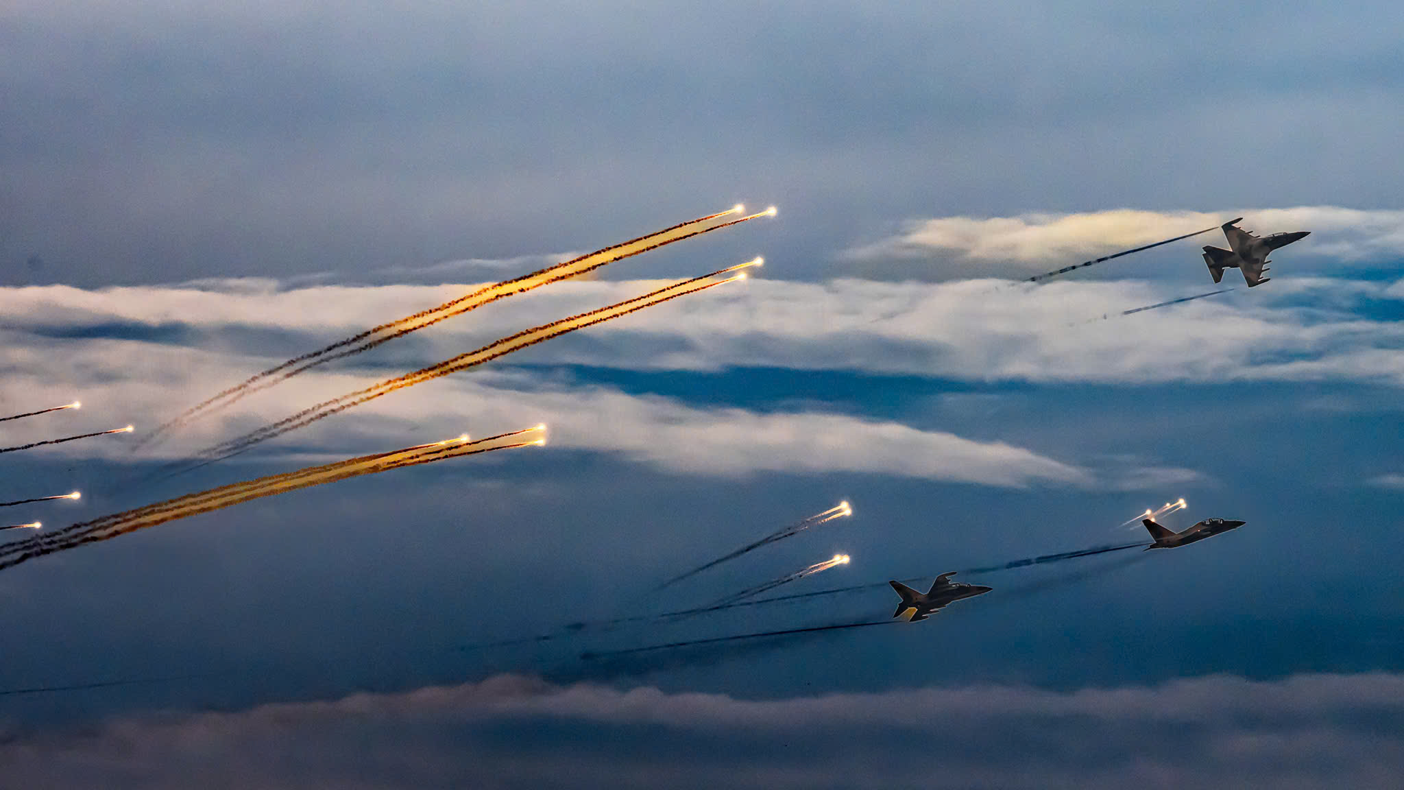 yak-130, su-30 tha bay nhiet ruc sang bau troi ha noi - 7