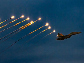  - Yak-130, Su-30MK2 thả bẫy nhiệt rực sáng bầu trời Hà Nội