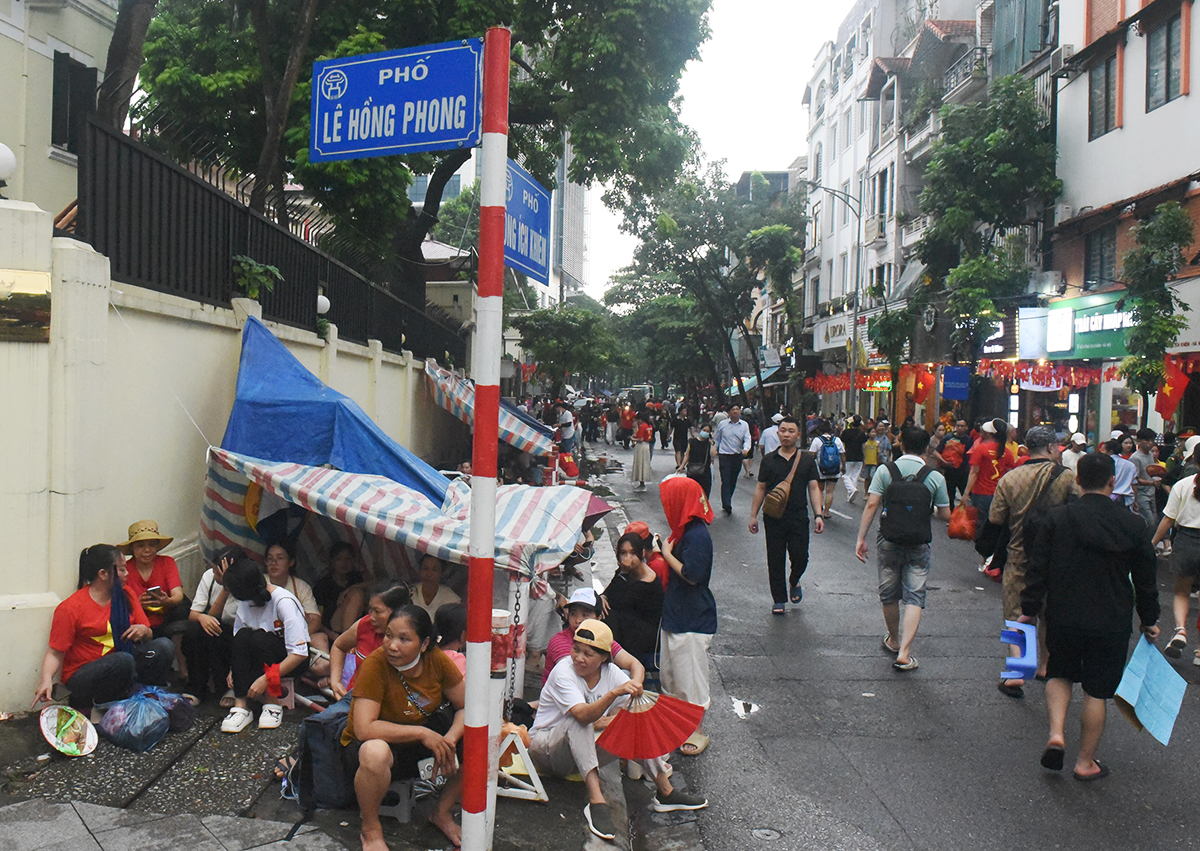 nguoi dan cam leu, trai bat hao huc don xem dieu binh mung quoc khanh - 8
