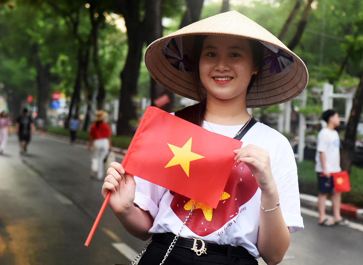 nguoi dan cam leu, trai bat hao huc don xem dieu binh mung quoc khanh - 7