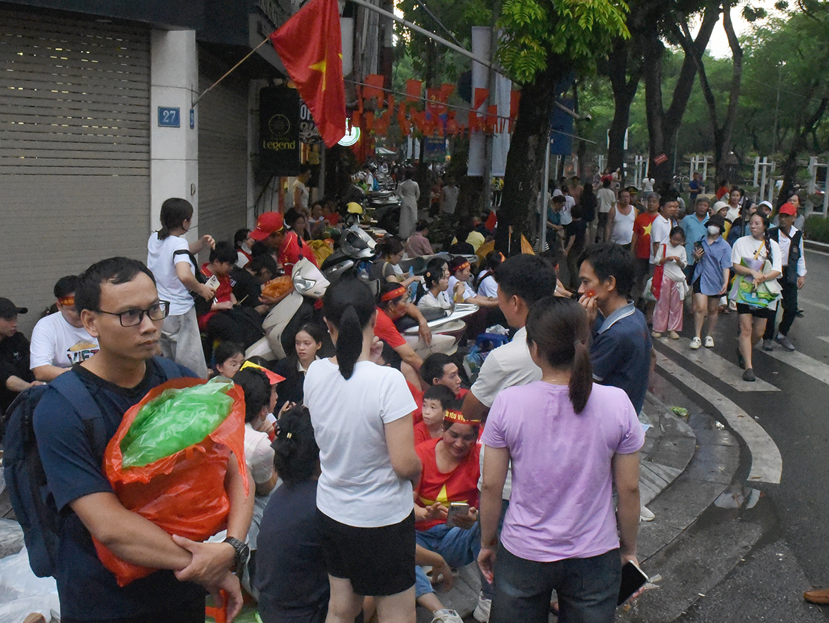 nguoi dan cam leu, trai bat hao huc don xem dieu binh mung quoc khanh - 4