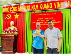  - Người dân phấn khởi đón nhận quà mừng Quốc khánh