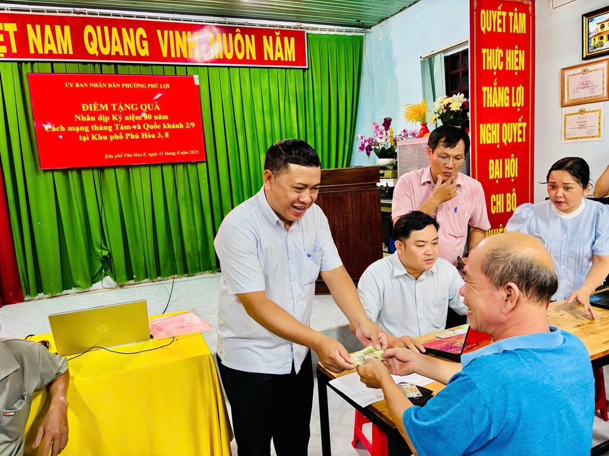 Người dân phấn khởi đón nhận quà mừng Quốc khánh - 4