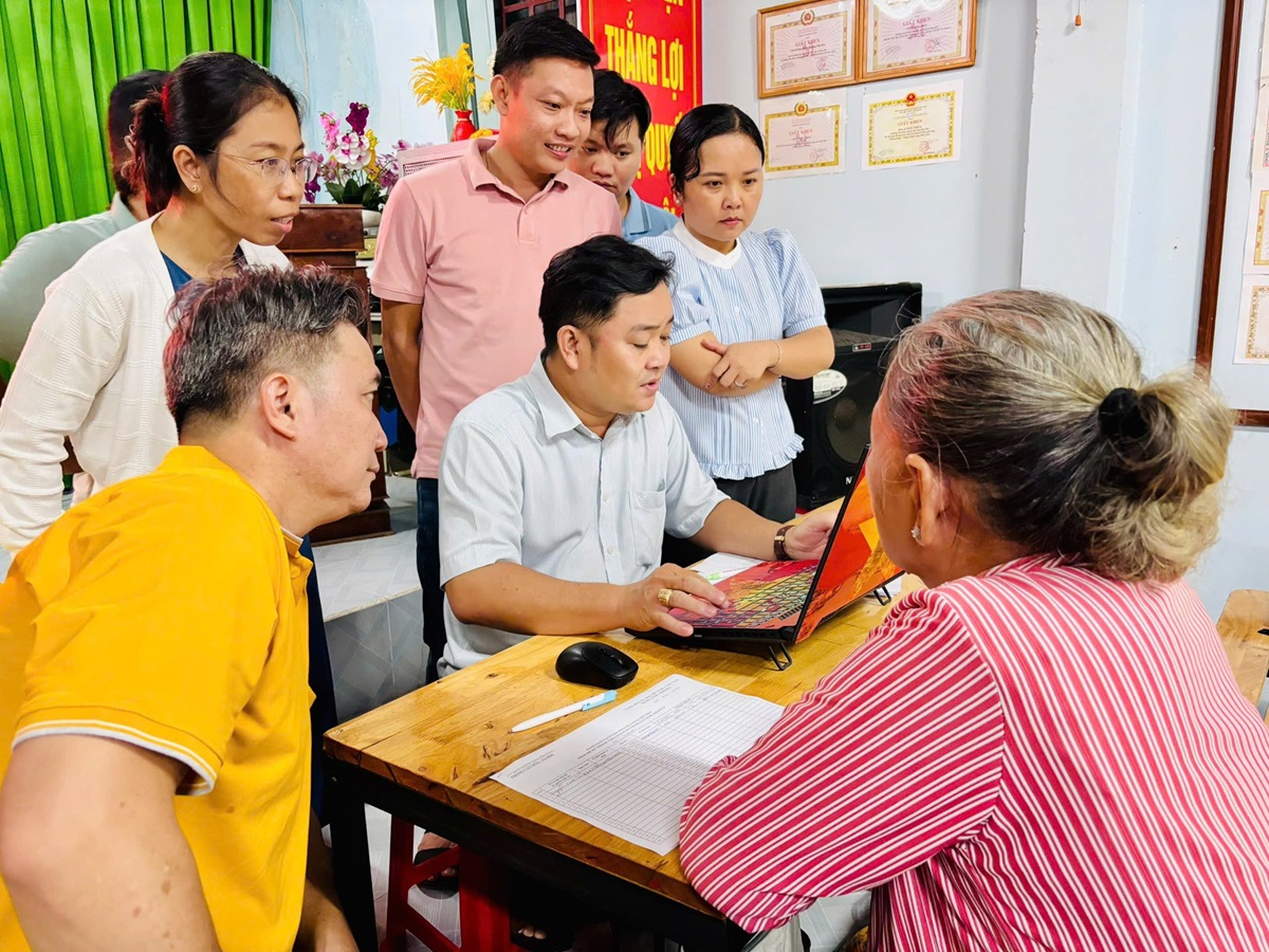 Người dân phấn khởi đón nhận quà mừng Quốc khánh - 6