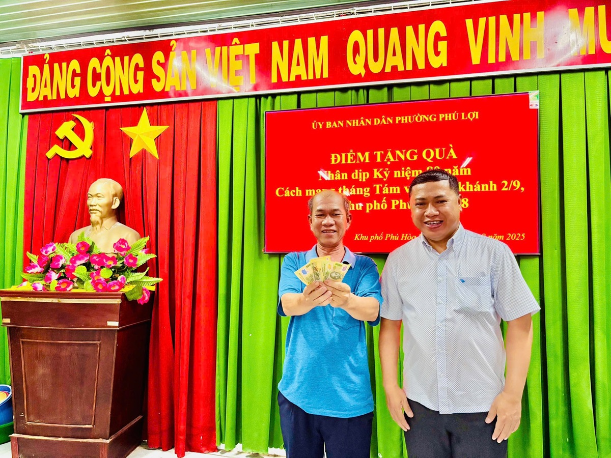 Người dân phấn khởi đón nhận quà mừng Quốc khánh - 7