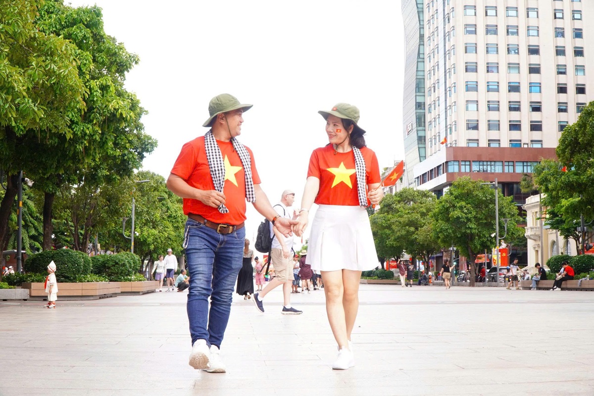 tp.hcm ruc ro sac co, hang ngan nguoi xem 'anh sao doc lap' va phao hoa - 3