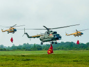 Vỡ òa cảm xúc cờ Tổ quốc tung bay trên bầu trời Ba Đình