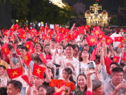TP.HCM rực rỡ sắc cờ, hàng ngàn người chờ pháo hoa mừng 80 năm Quốc khánh