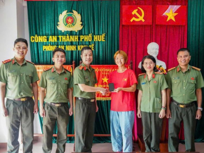  - Công an Huế trao trả tài sản cho sinh viên người Nhật không may đánh rơi