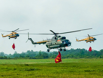  - Vỡ òa cảm xúc cờ Tổ quốc tung bay trên bầu trời Ba Đình