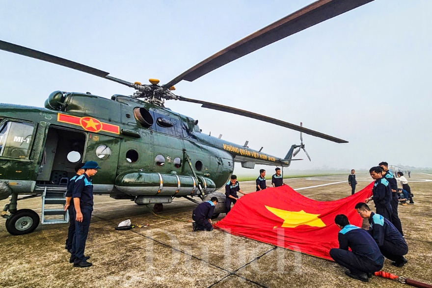 Vỡ òa cảm xúc cờ Tổ quốc tung bay trên bầu trời Ba Đình - 7