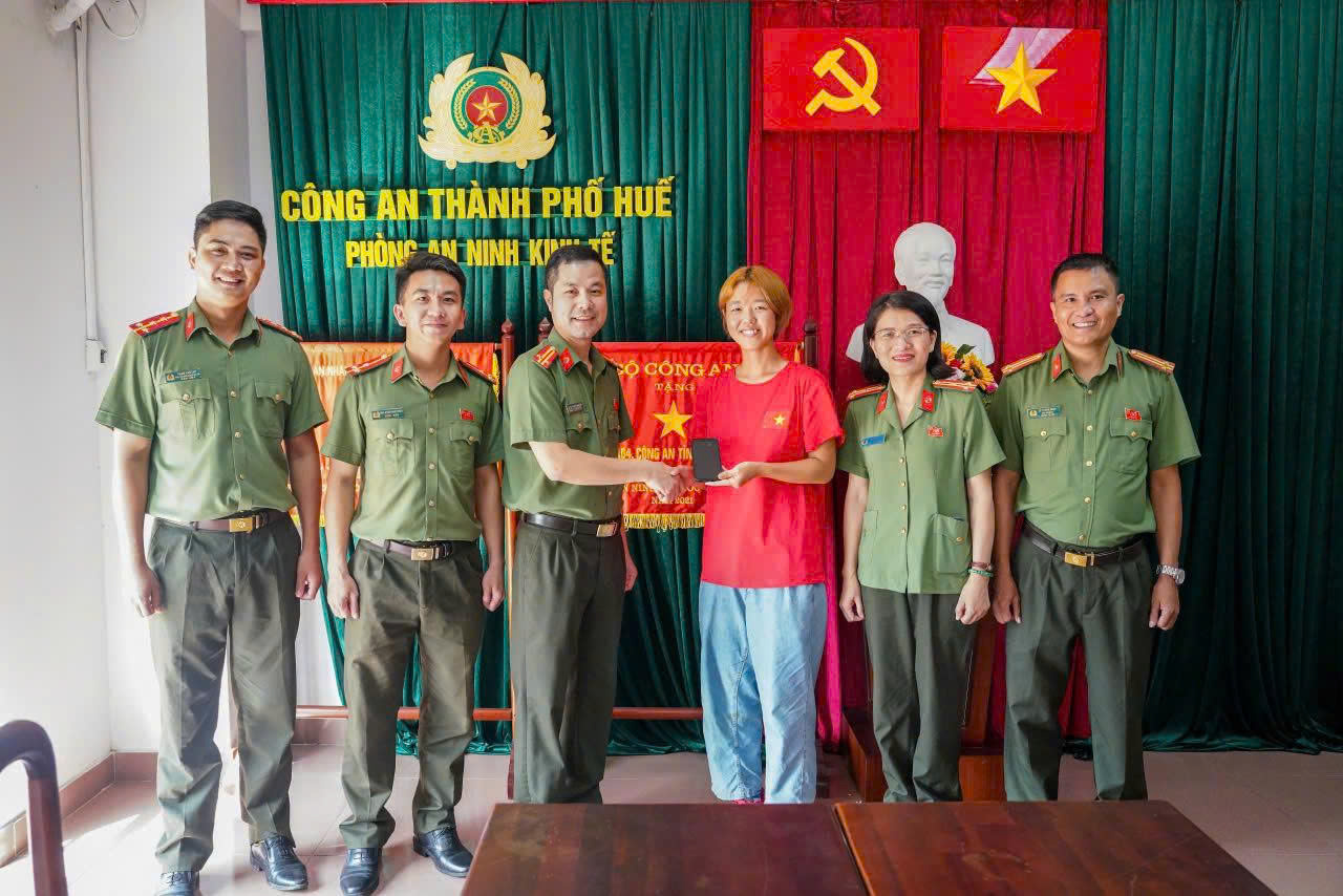 Công an Huế trao trả tài sản cho sinh viên người Nhật không may đánh rơi - 1