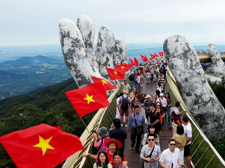 Cầu vàng ở Bà Nà Hills, điểm đến ấn tượng của du lịch Đà Nẵng