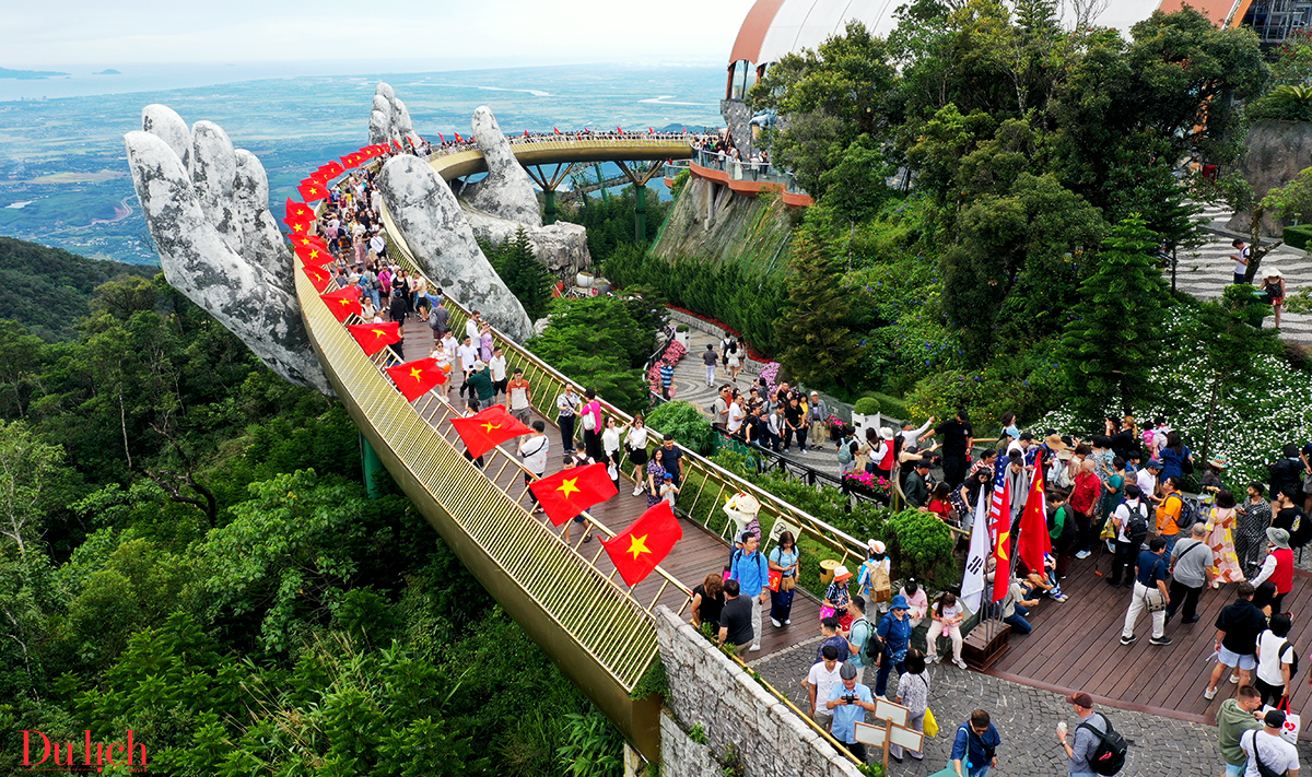 cau vang o ba na hills, diem den an tuong cua du lich da nang - 4