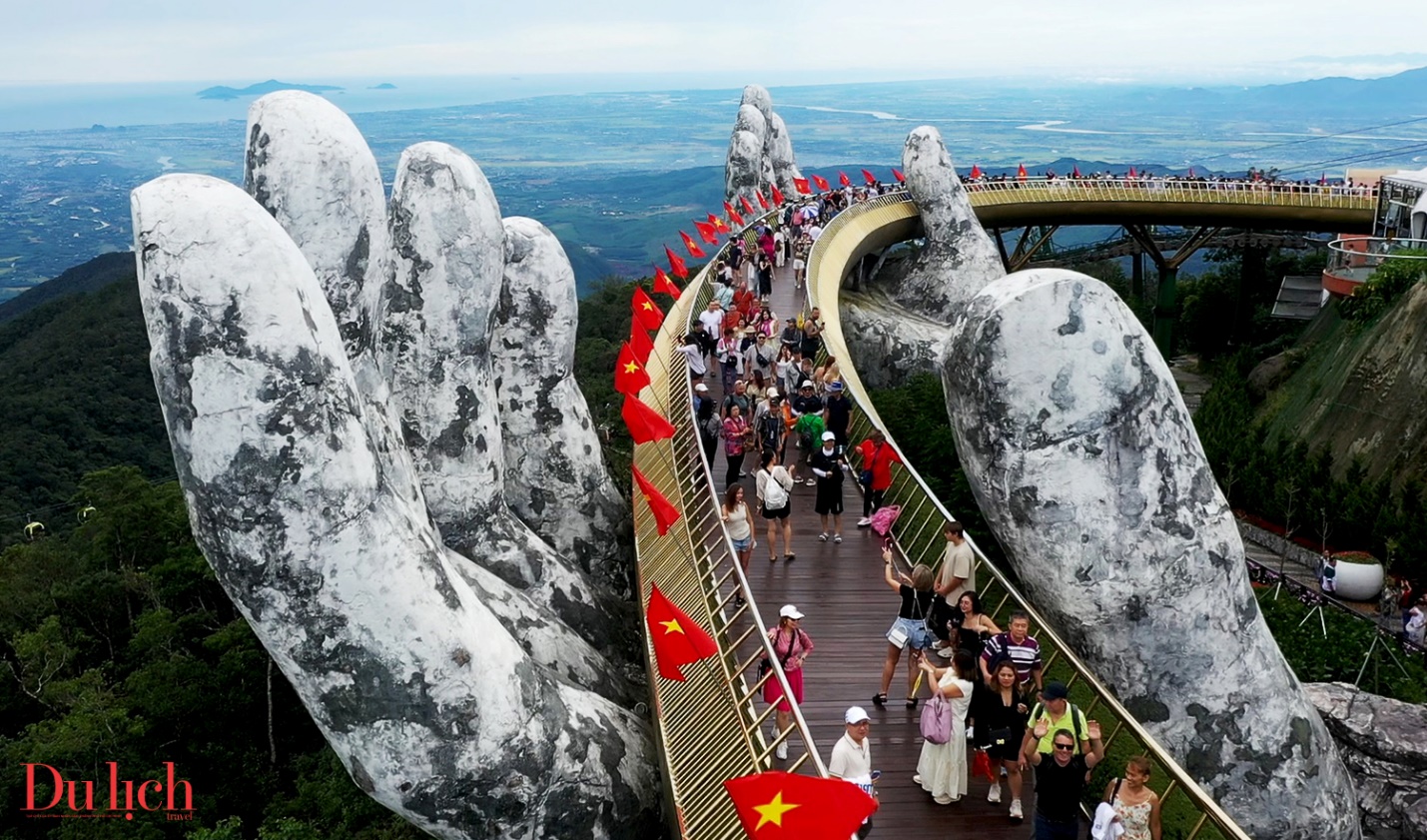 cau vang o ba na hills, diem den an tuong cua du lich da nang - 6