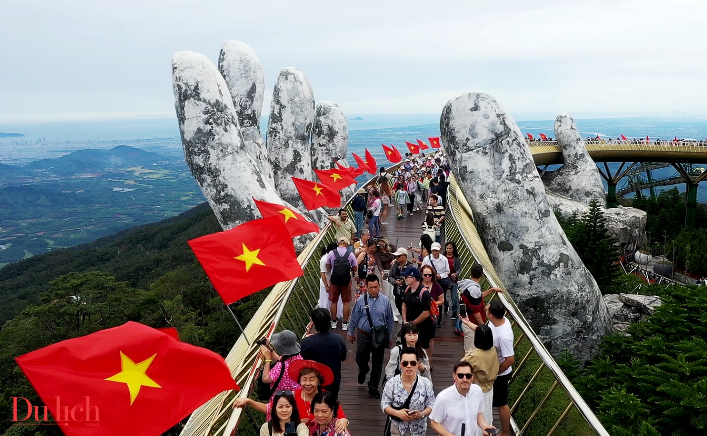 cau vang o ba na hills, diem den an tuong cua du lich da nang - 5