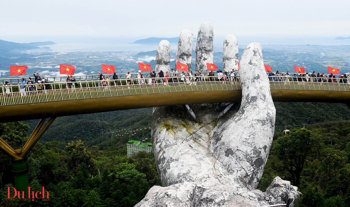 cau vang o ba na hills, diem den an tuong cua du lich da nang - 9