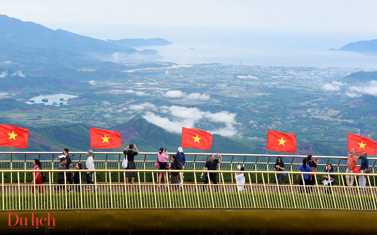 cau vang o ba na hills, diem den an tuong cua du lich da nang - 2