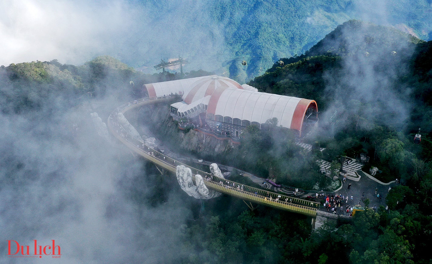 cau vang o ba na hills, diem den an tuong cua du lich da nang - 12