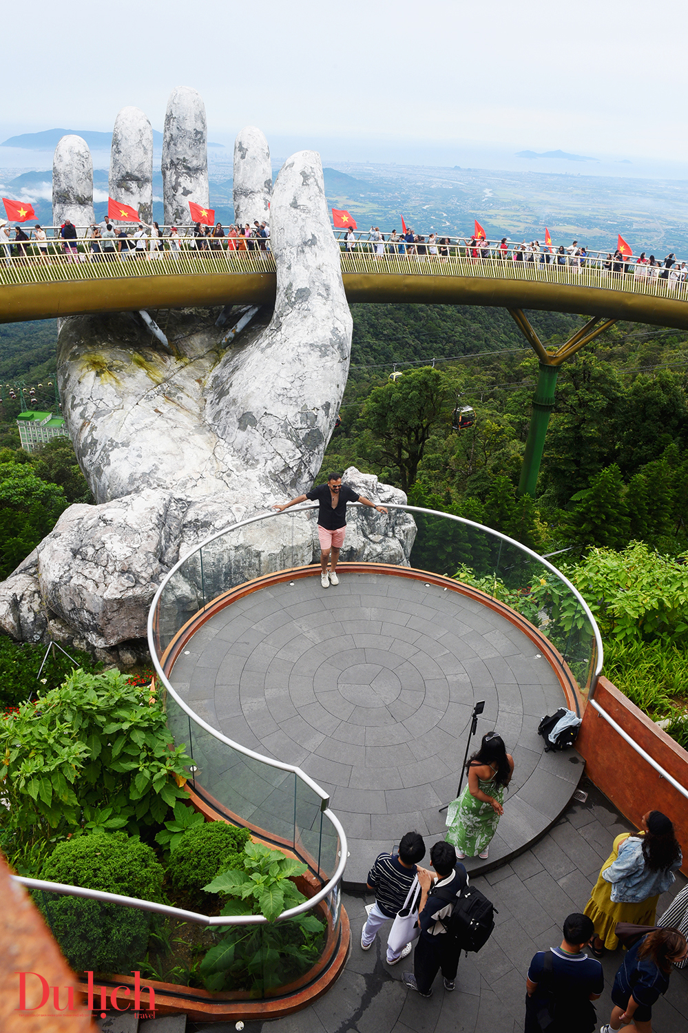 cau vang o ba na hills, diem den an tuong cua du lich da nang - 15