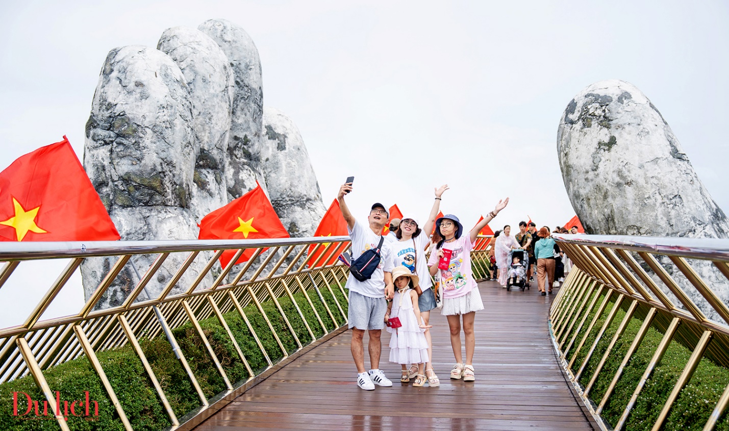 cau vang o ba na hills, diem den an tuong cua du lich da nang - 10