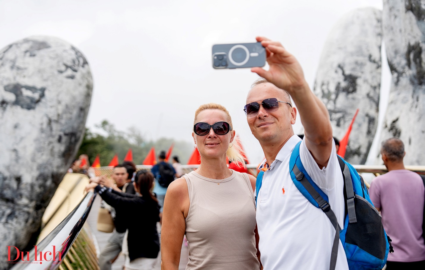 cau vang o ba na hills, diem den an tuong cua du lich da nang - 14