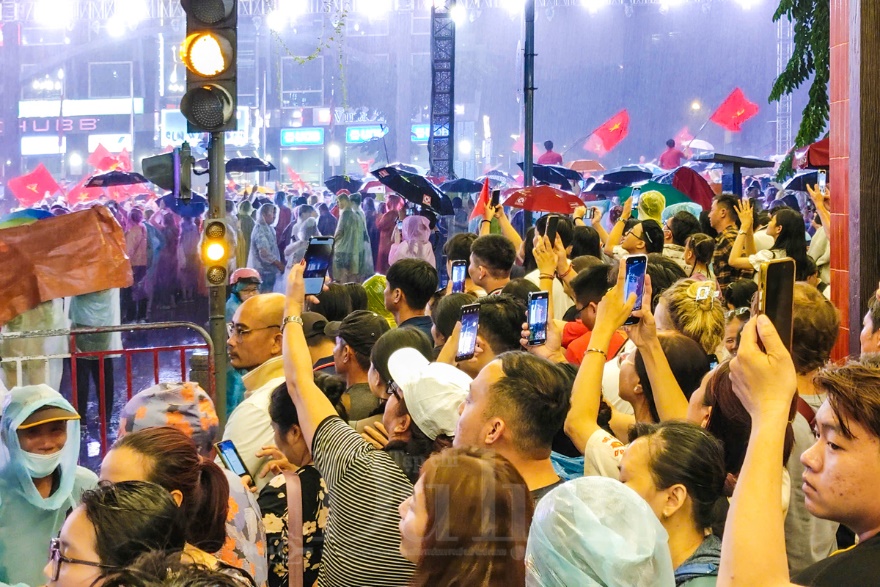 Trong mưa, hàng vạn con tim hòa vang khúc ca mừng Tết Độc lập - 13