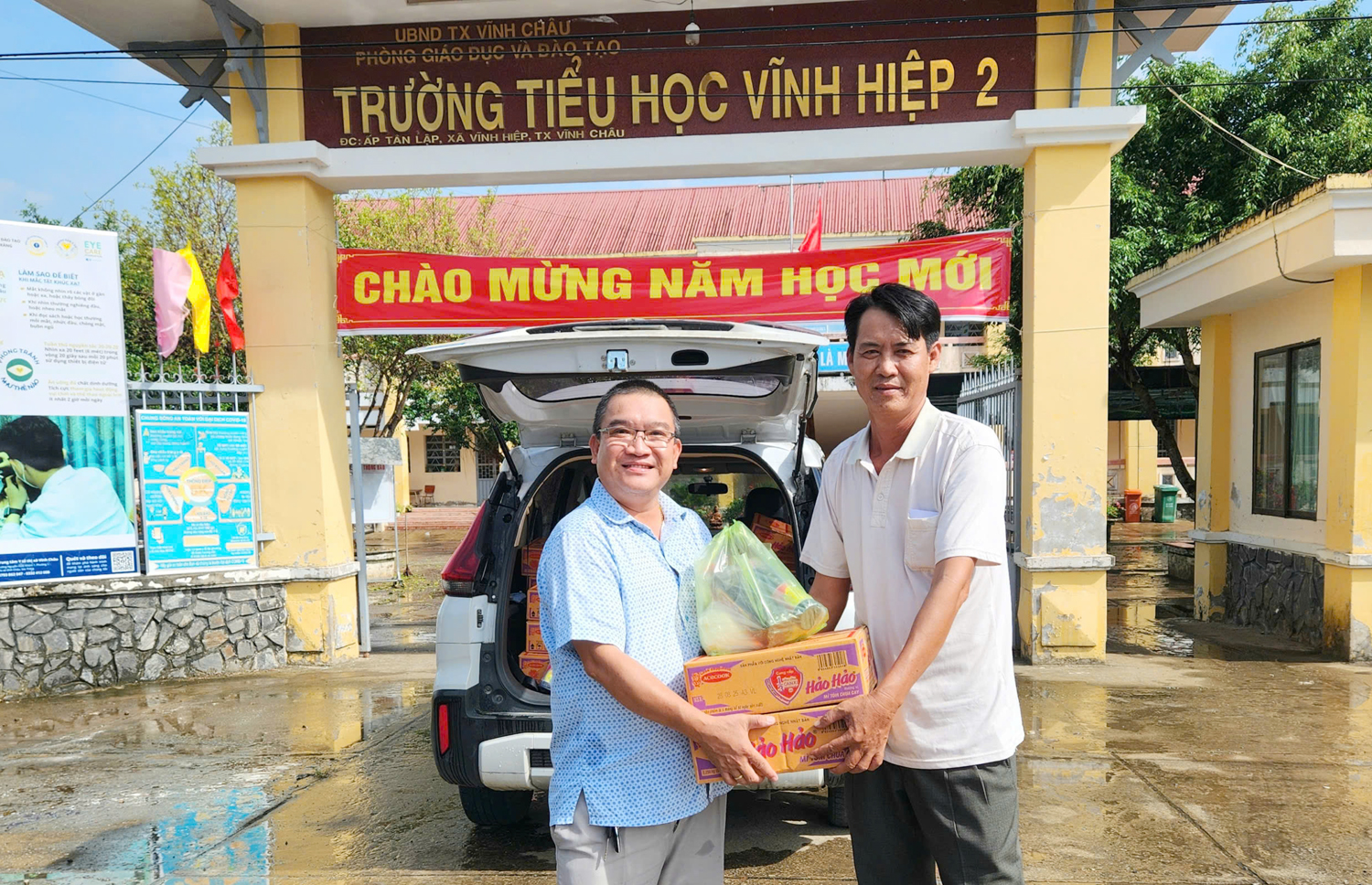 Phóng viên Tạp chí Du lịch TP.HCM tặng quà cho học sinh hoàn cảnh khó khăn - 2