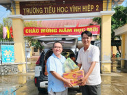 Phóng viên Tạp chí Du lịch TP.HCM tặng quà cho học sinh hoàn cảnh khó khăn