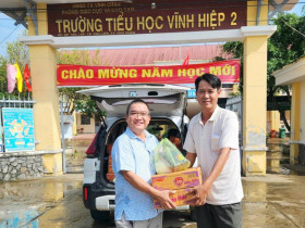  - Phóng viên Tạp chí Du lịch TP.HCM tặng quà cho học sinh hoàn cảnh khó khăn